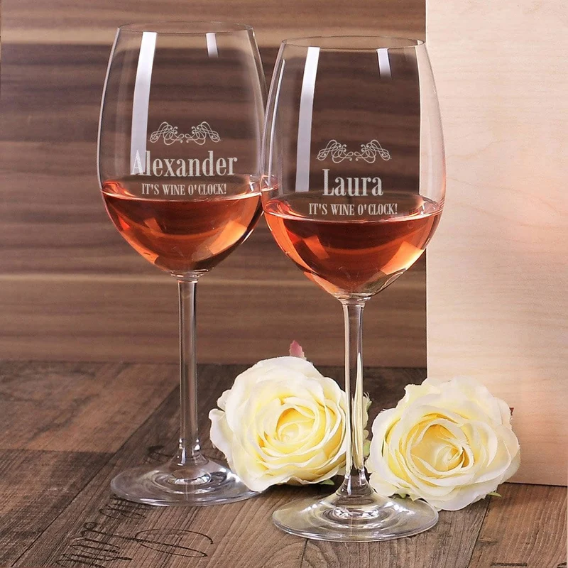 2 gravierte Weingläser It's Wine O'Clock mit Wunschnamen