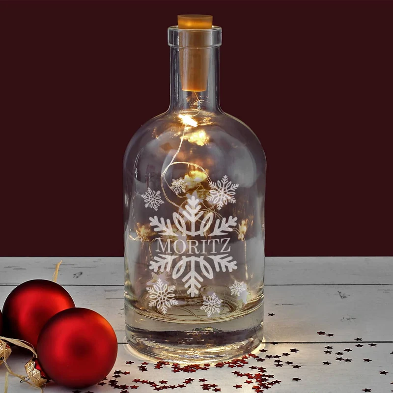 Beleuchtete Karaffe zu Weihnachten mit Schneeflocken und Ihrem Text graviert