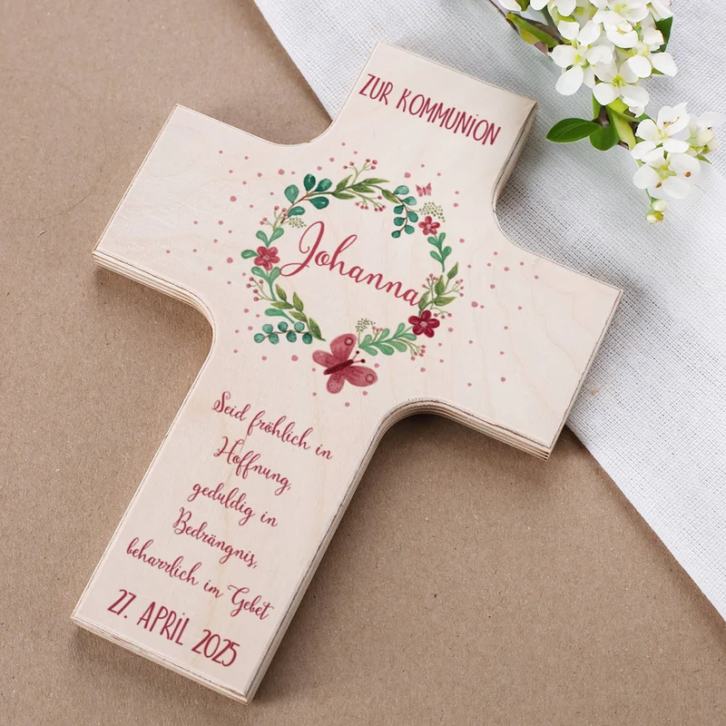 Holzkreuz mit Blütenkranz zur Taufe, Kommunion oder Konfirmation