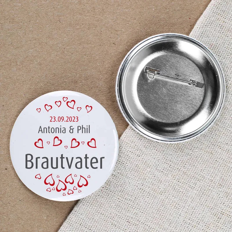 Gäste - Button zur Hochzeit mit Herzen, Namen und Datum, 56 mm