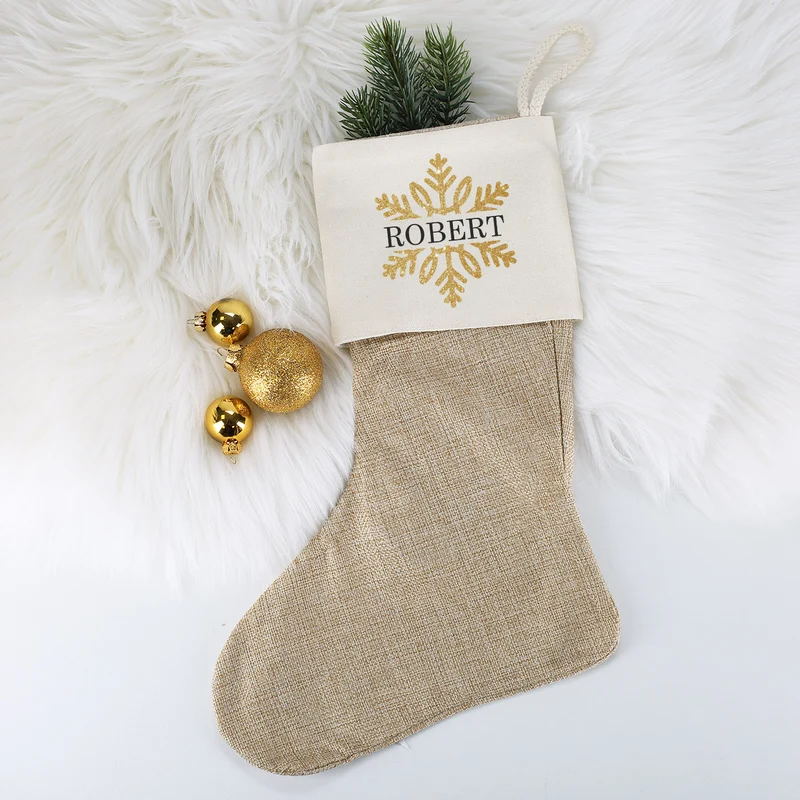 Weihnachtssocke mit goldenem Schneeflockenmotiv und Name bedruckt