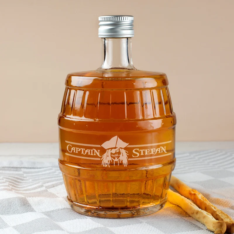 Gravierte Rum Flasche - Fass - mit Captain Motiv