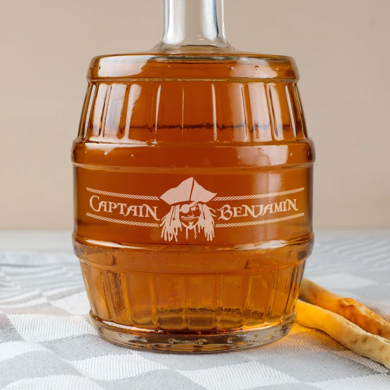 Gravierte Rum Flasche - Fass - mit Captain Motiv