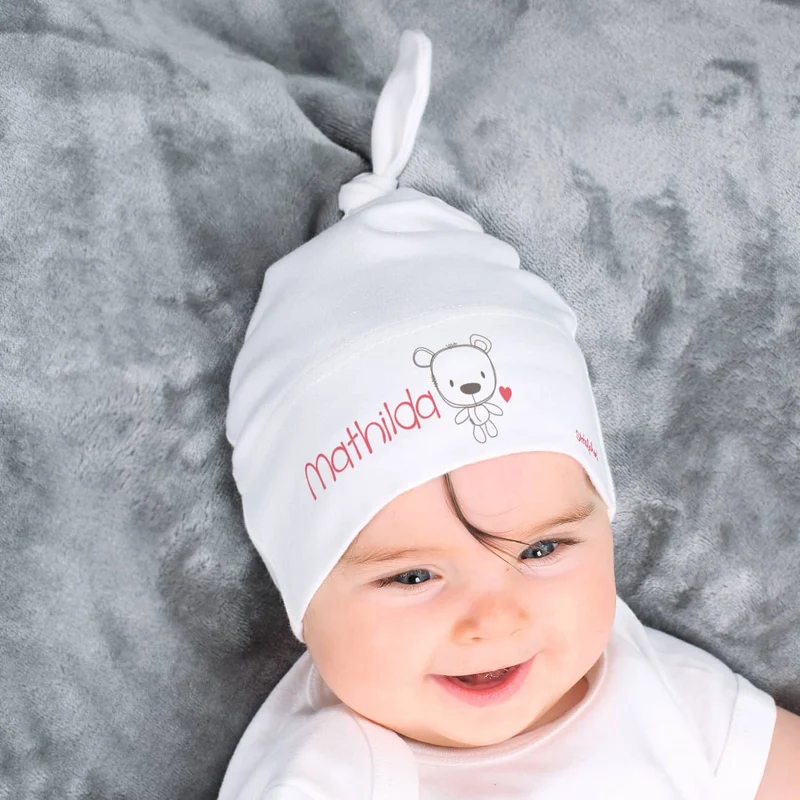 Babymütze in verschiedenen Farben mit Namensaufdruck