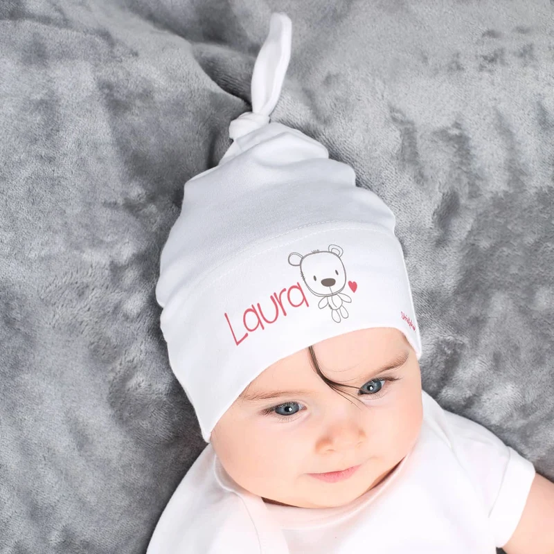 Babymütze in verschiedenen Farben mit Namensaufdruck