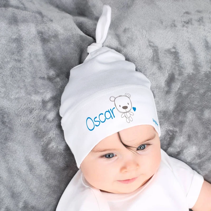 Babymütze in verschiedenen Farben mit Namensaufdruck