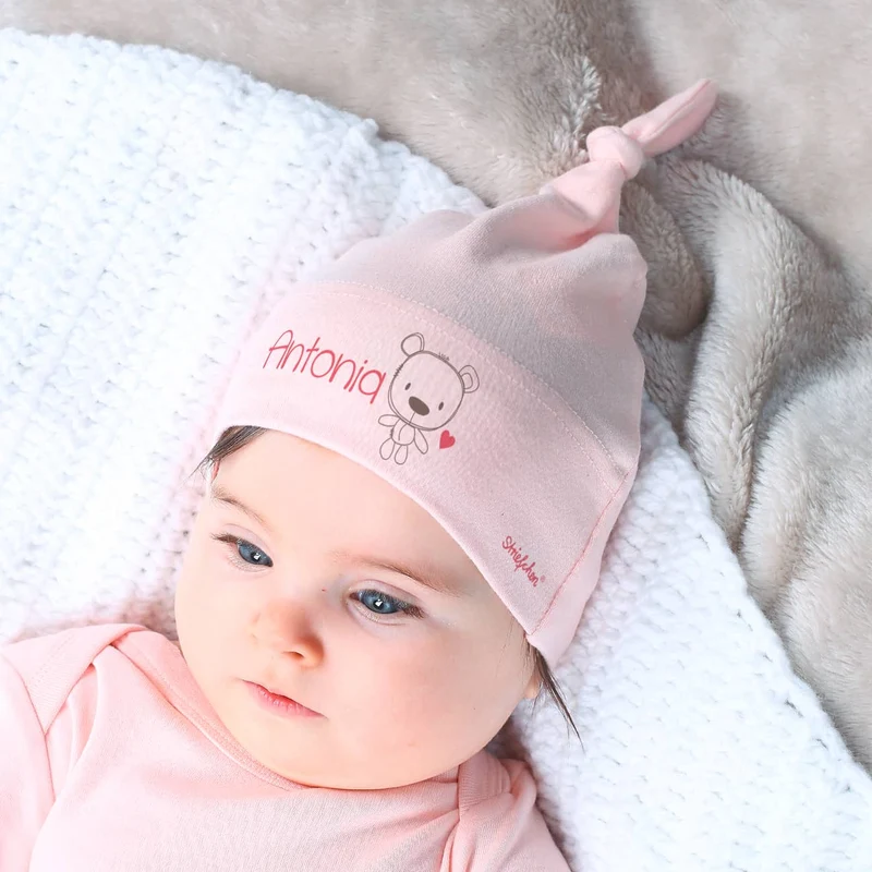Babymütze in verschiedenen Farben mit Namensaufdruck