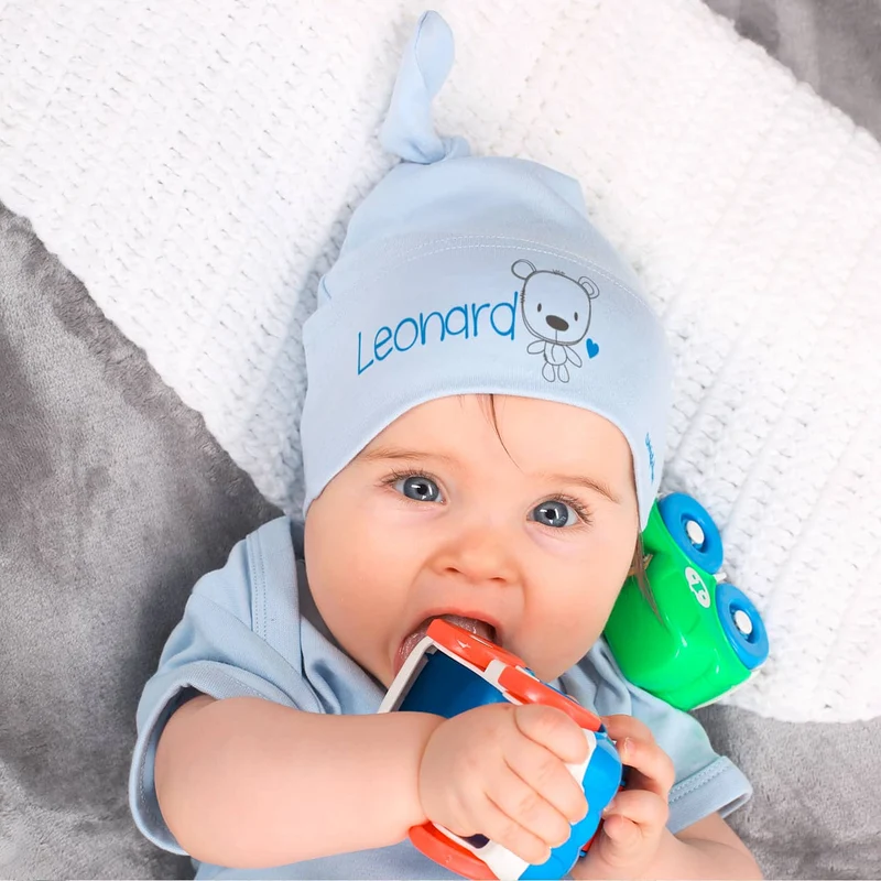 Babymütze in verschiedenen Farben mit Namensaufdruck