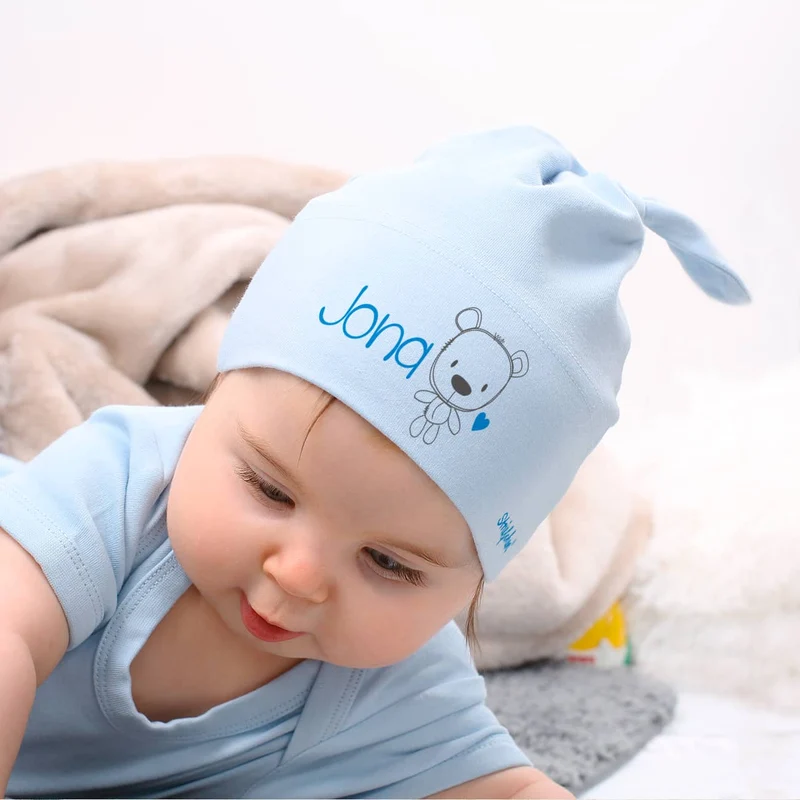 Babymütze in verschiedenen Farben mit Namensaufdruck