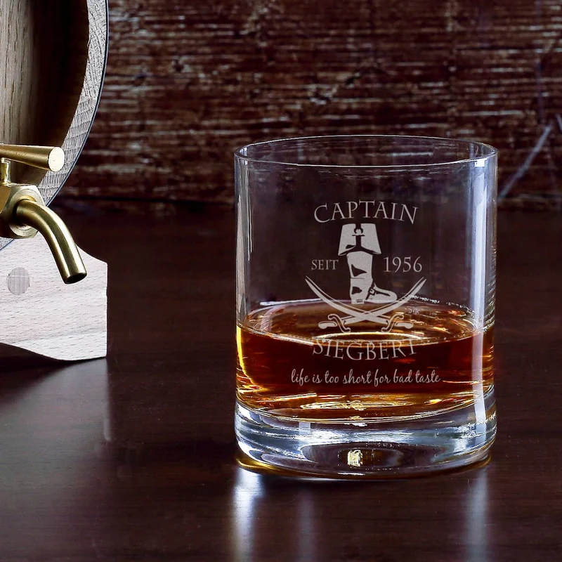 Graviertes Rumglas mit Captainmotiv, Name und Geburtsjahr