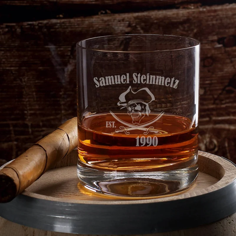 Rumglas graviert mit Piratenmotiv, Name und Geburtsjahr