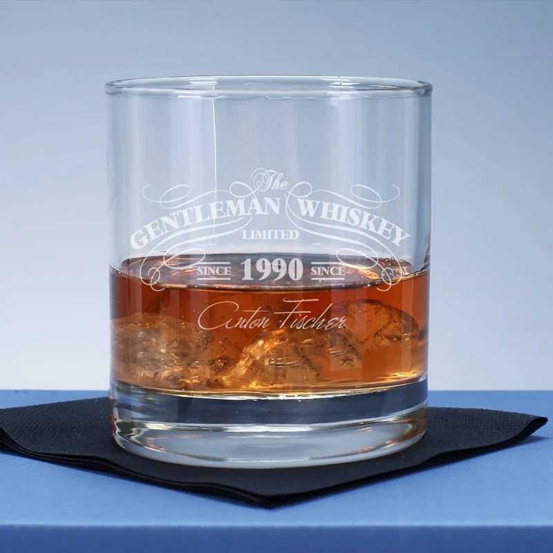 Graviertes Whiskyglas im Gentleman-Whisky-Design mit Wunschname und Geburtsjahr