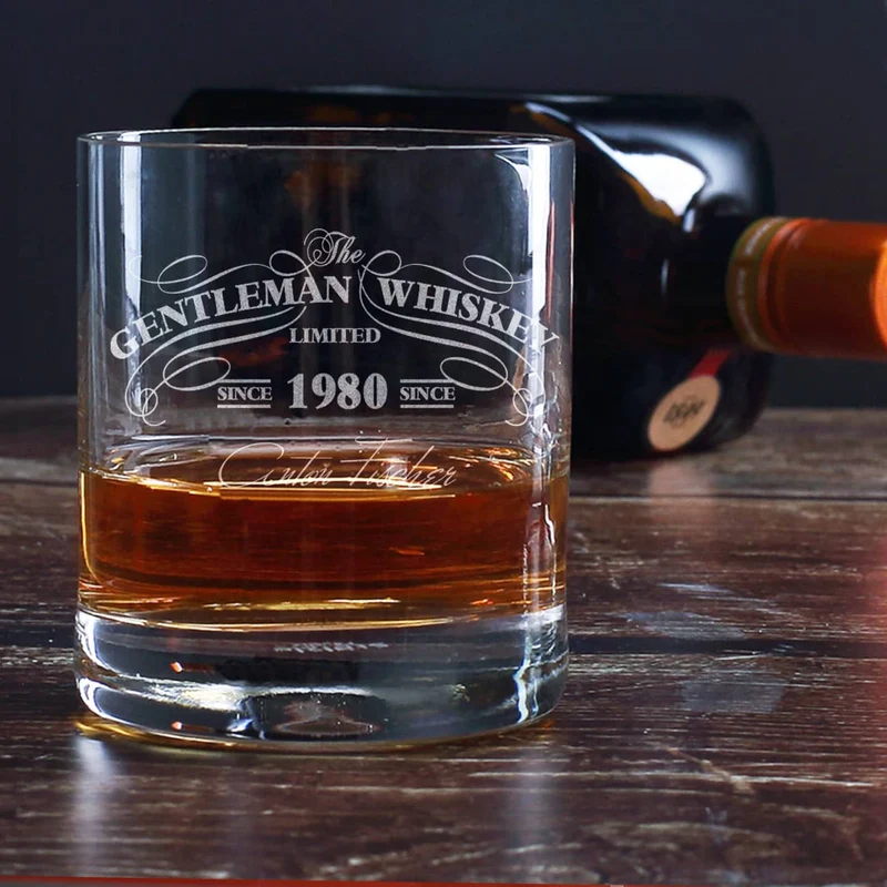 Graviertes Whiskyglas im Gentleman-Whisky-Design mit Wunschname und Geburtsjahr