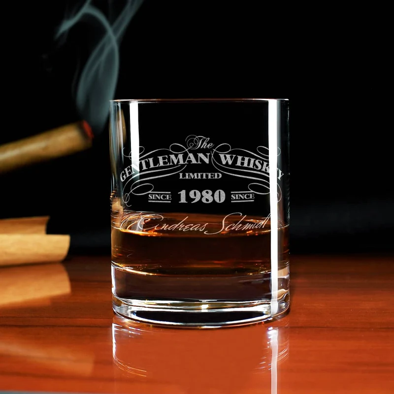 Graviertes Whiskyglas im Gentleman-Whisky-Design mit Wunschname und Geburtsjahr
