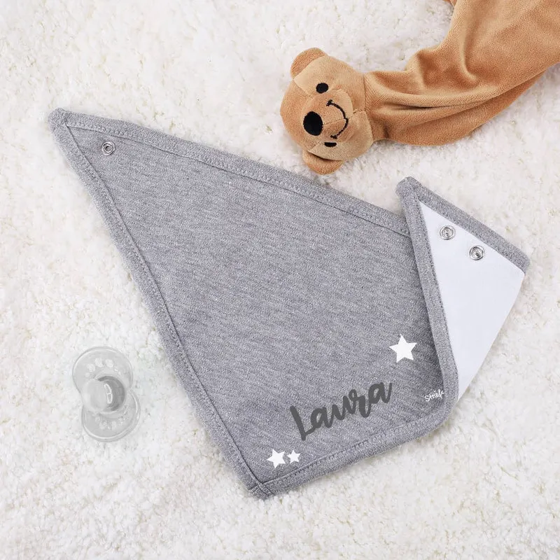 Graues Babyhalstuch mit Sternen und Namensaufdruck
