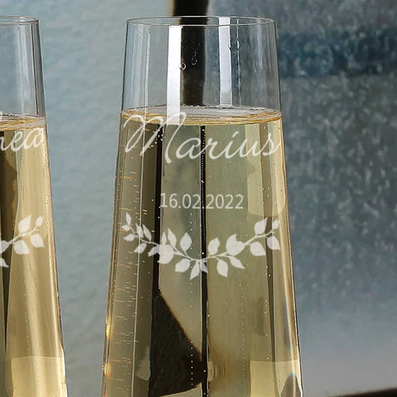 Zwei Sektgläser zur Hochzeit mit Wunschnamen und Datum