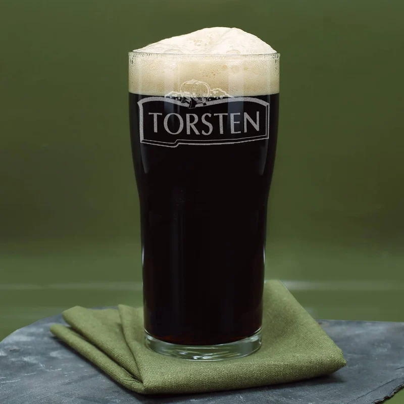 Graviertes Bierglas Pint mit Name auf einem Schild