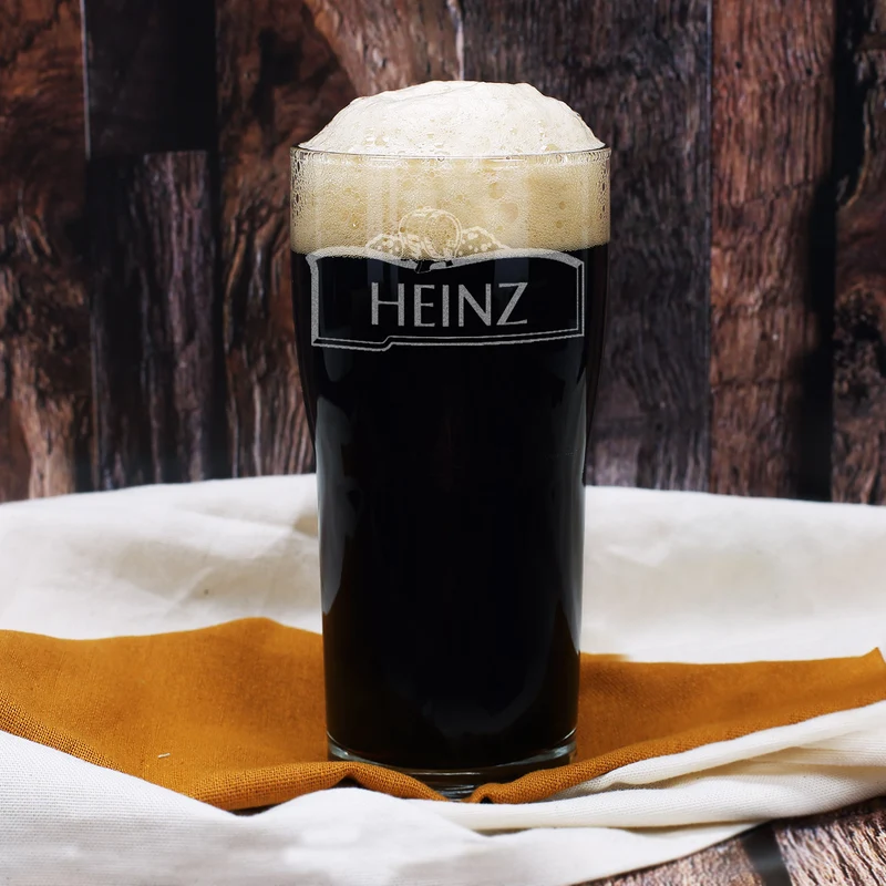 Graviertes Bierglas Pint mit Name auf einem Schild