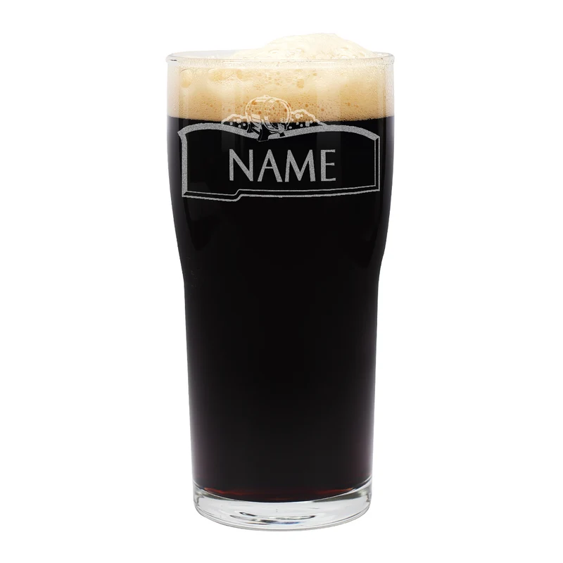 Graviertes Bierglas Pint mit Name auf einem Schild