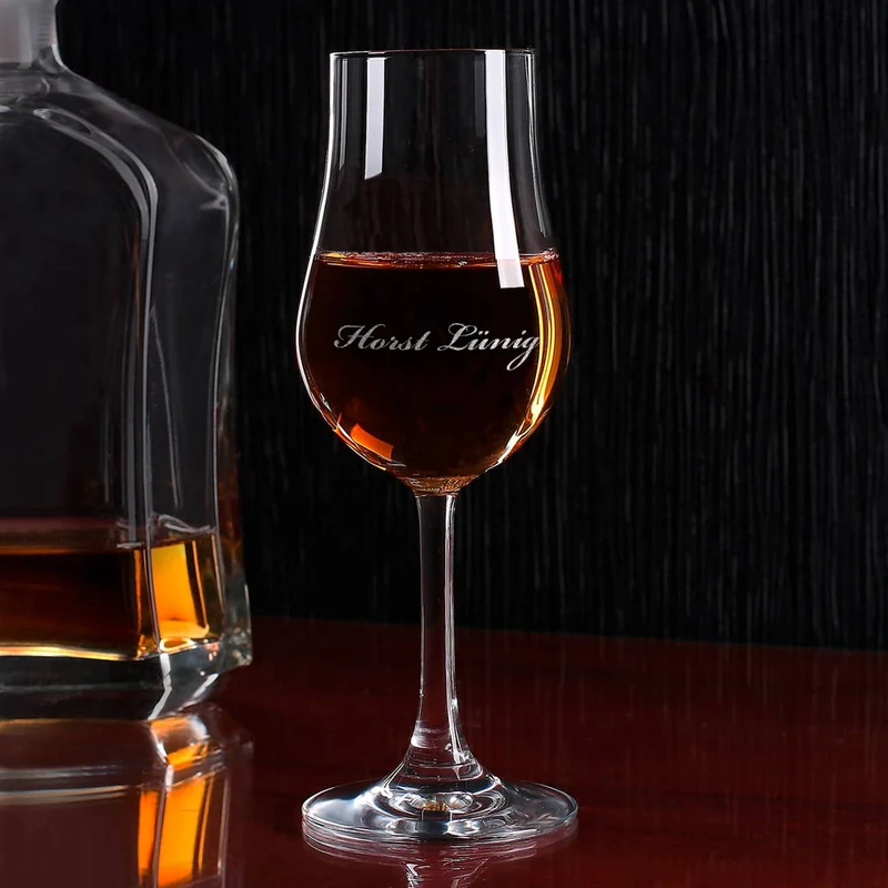 Individuelles Whiskyglas mit Stiel und Wunschnamen