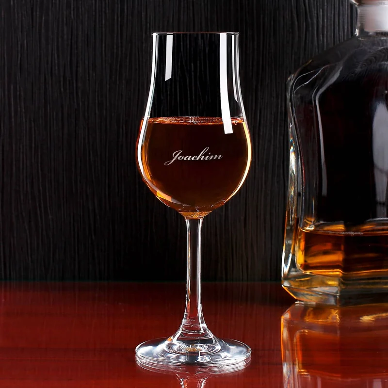 Individuelles Whiskyglas mit Stiel und Wunschnamen