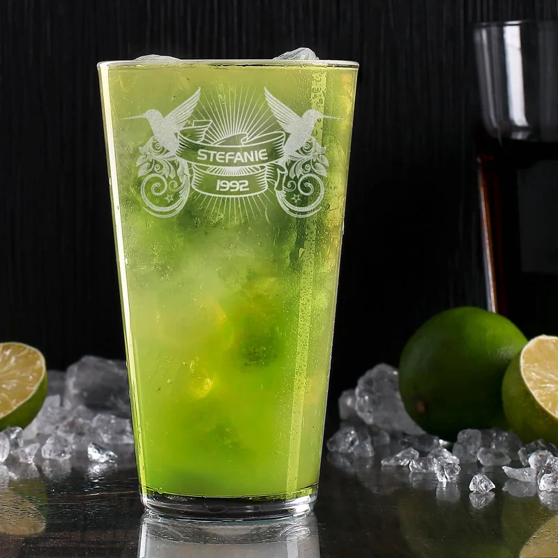 Hochwertiges Longdrink-Glas mit Wunschnamen, Geburtsjahr und Kolibris graviert
