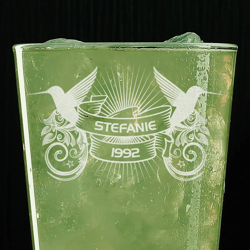 Hochwertiges Longdrink-Glas mit Wunschnamen, Geburtsjahr und Kolibris graviert