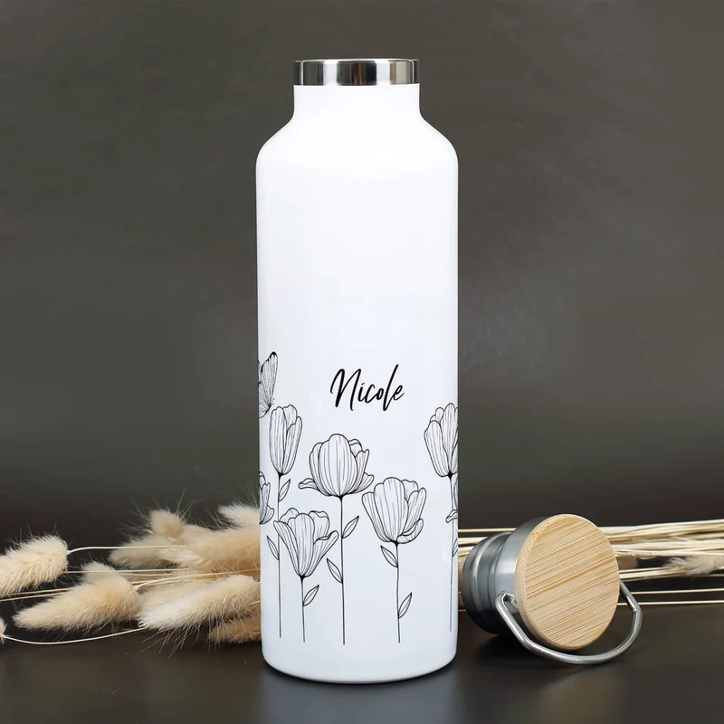 Weiße Thermosflasche mit Blumenmotiv und Schmetterlingen bedruckt