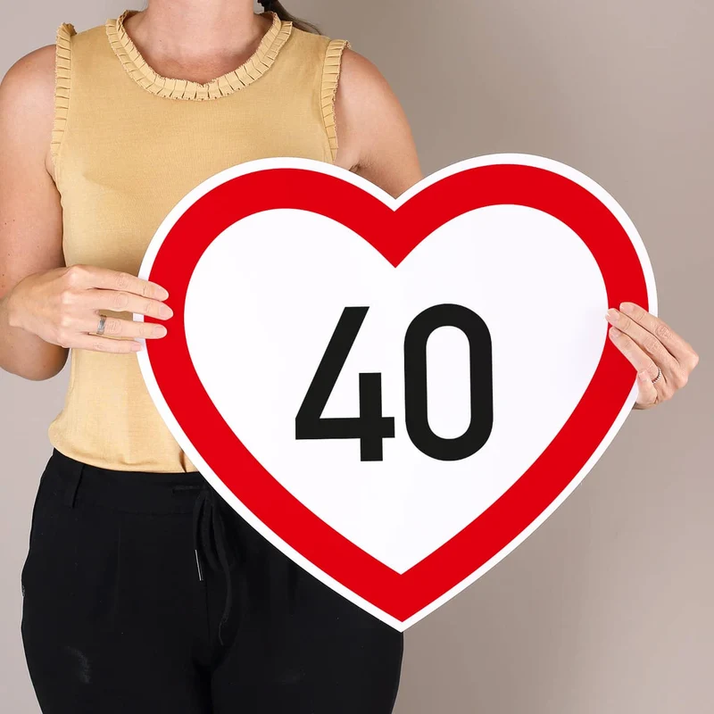 Herzförmiges PVC-Schild mit Wunschalter zum Geburtstag