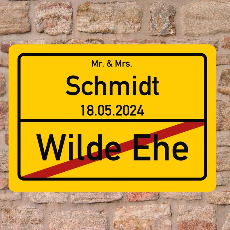 Ortsschild zur Hochzeit mit Name und Datum