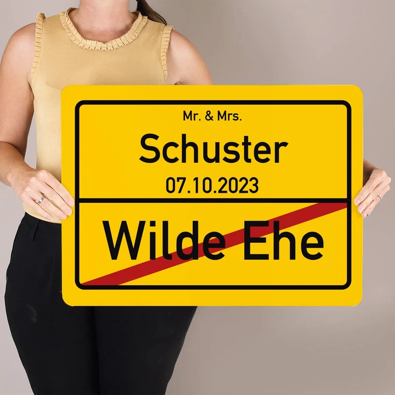 Ortsschild zur Hochzeit mit Name und Datum