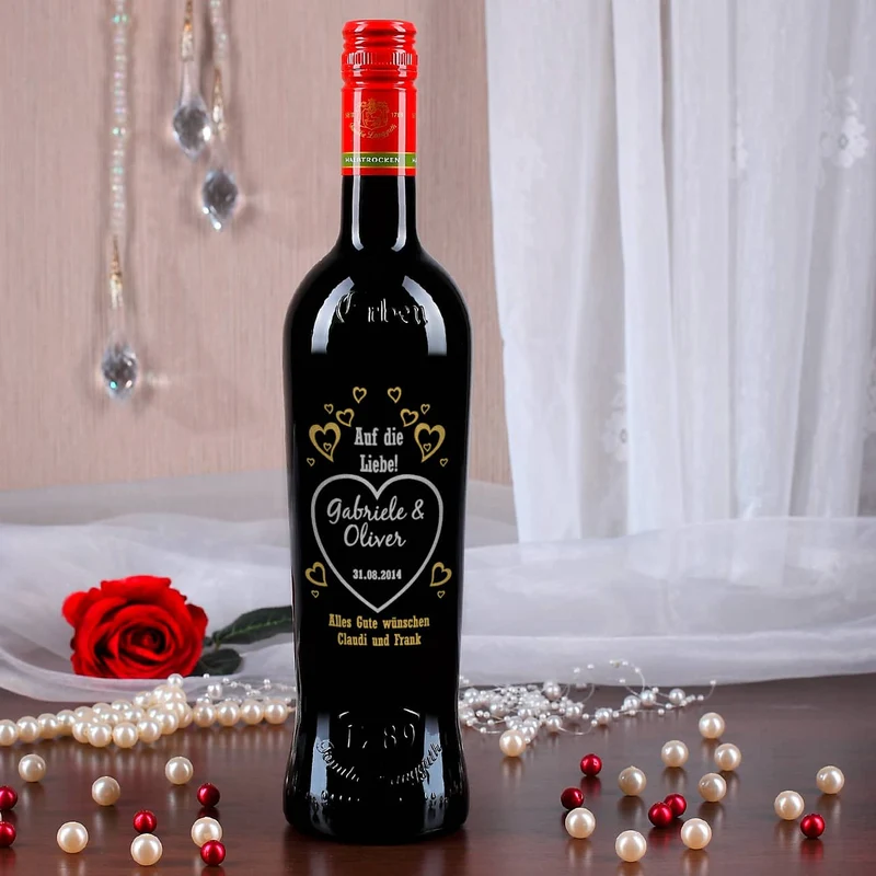 Personalisierte Weinflasche zur Hochzeit mit romantischer Gravur