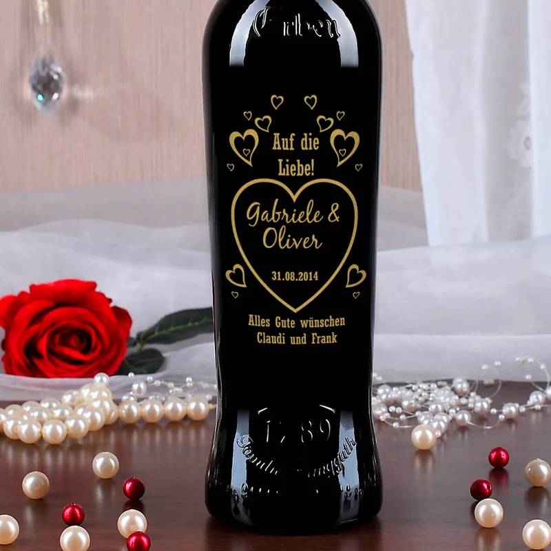 Personalisierte Weinflasche zur Hochzeit mit romantischer Gravur