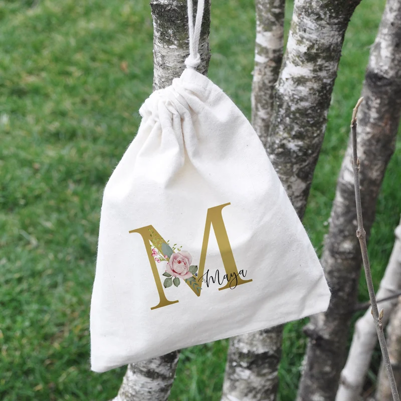 Kleiner Geschenksack mit Rosen-Monogramm und Name