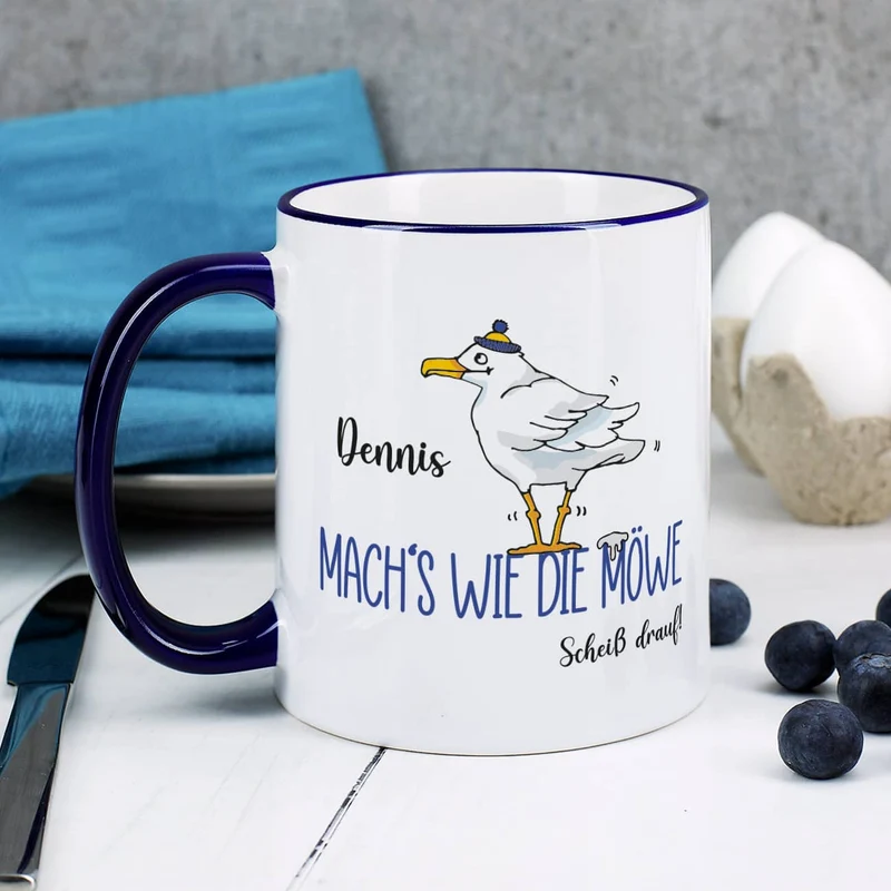 Mach's wie die Möwe... - Tasse mit Name und dunkelblauem Henkel