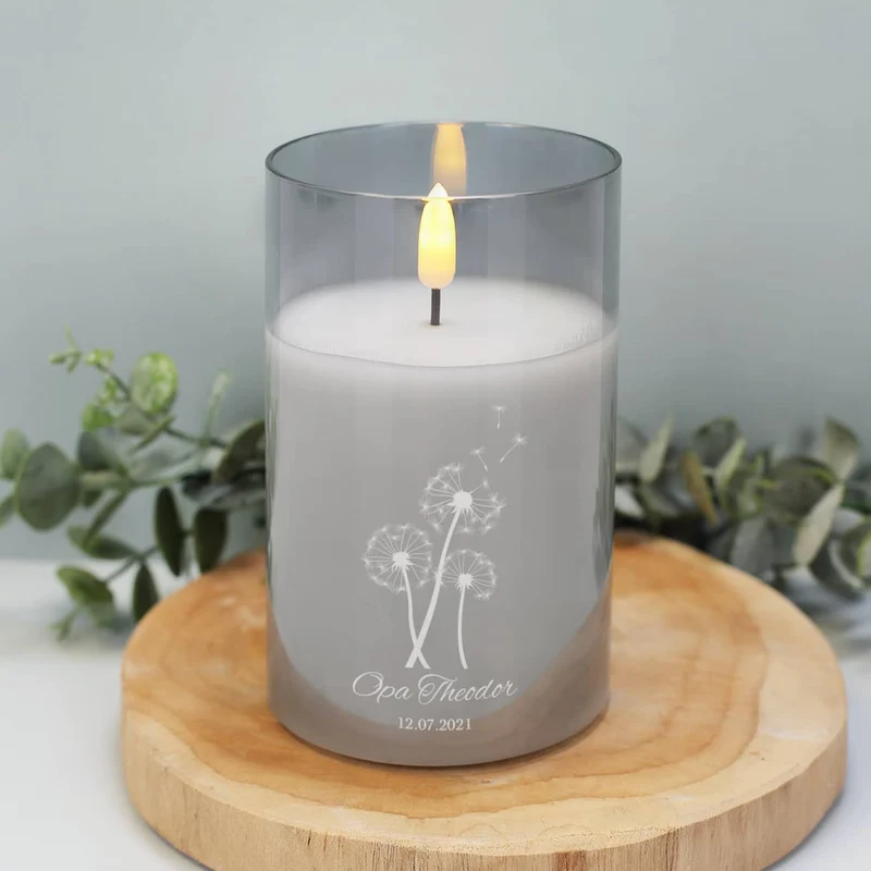 Graviertes LED Trauerwindlicht mit Pusteblumen, Name und Datum