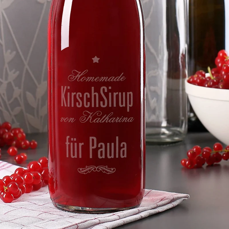 Bügelflasche aus Glas mit 4 Zeilen Wunschtext graviert