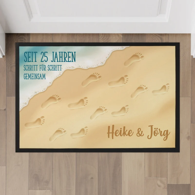 Fußmatte zur Silberhochzeit mit Fußspuren im Sand