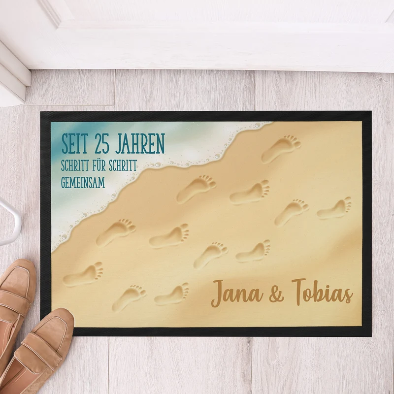 Fußmatte zur Silberhochzeit mit Fußspuren im Sand