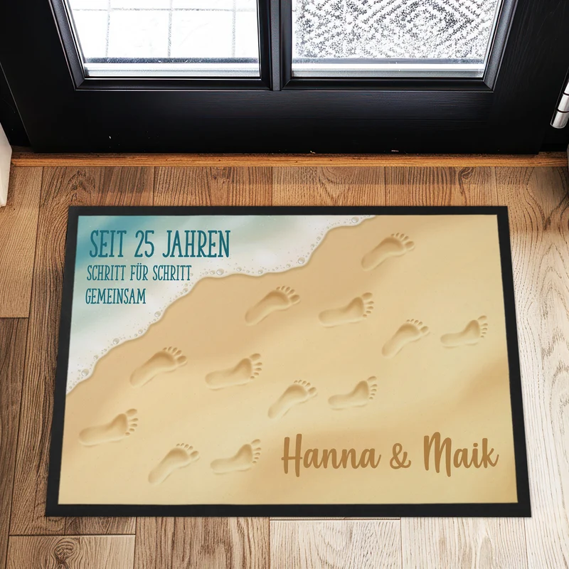 Fußmatte zur Silberhochzeit mit Fußspuren im Sand