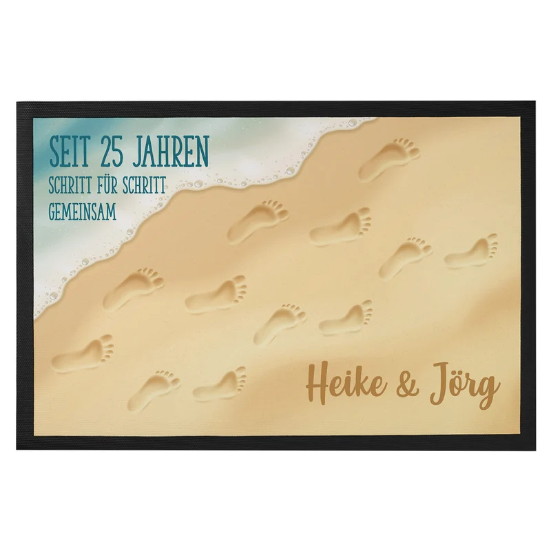Fußmatte zur Silberhochzeit mit Fußspuren im Sand