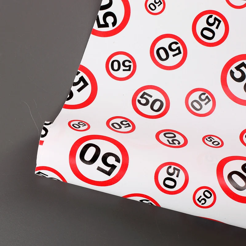 Geschenkpapier zum 50. Geburtstag im Verkehrszeichendesign