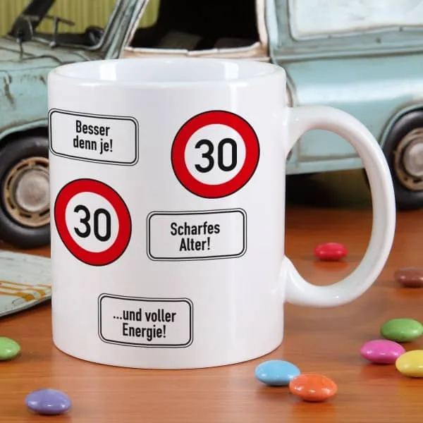 große Kaffeetasse zum 30. Geburtstag mit Verkehrszeichen - 30 -