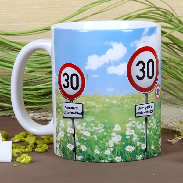 Tasse zum 30. Geburtstag mit Verkehrszeichenmotiv