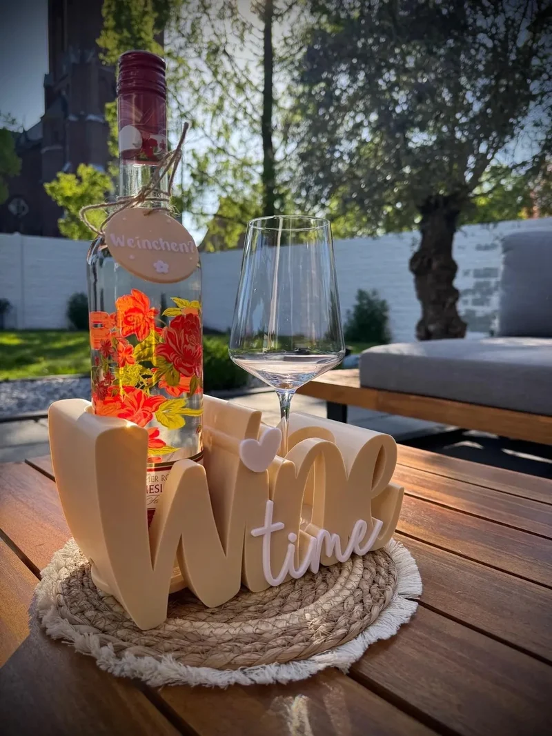 Wein Geschenk Set Geschenk für Freundin | JGA Deko | Geburtstagsgeschenk | Party Deko | Weinhalter mit Glas | Sommerparty Tischdeko
