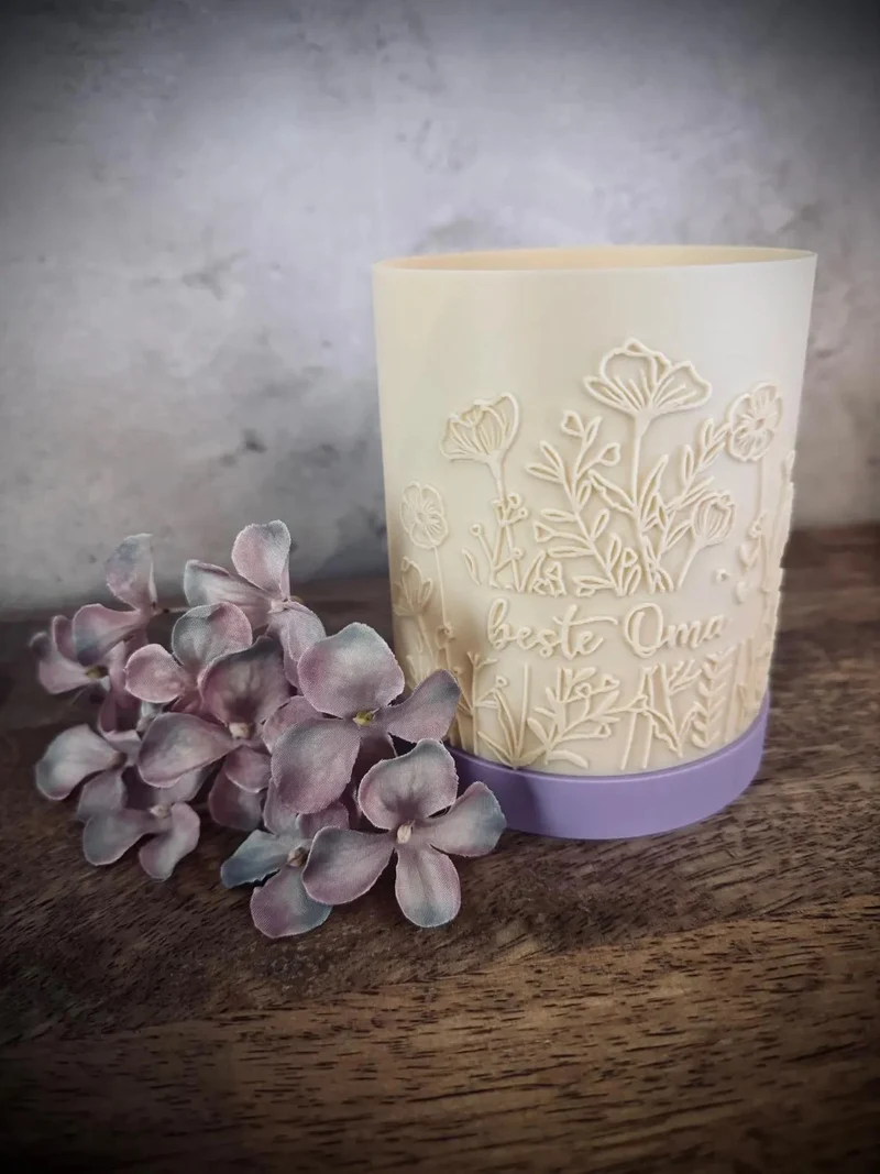 Geschenk für Oma – „Beste Oma“ LED Windlicht – Dekorative Windlichtlampe ohne LED – Blumen Design – Ambientelicht personalisiert