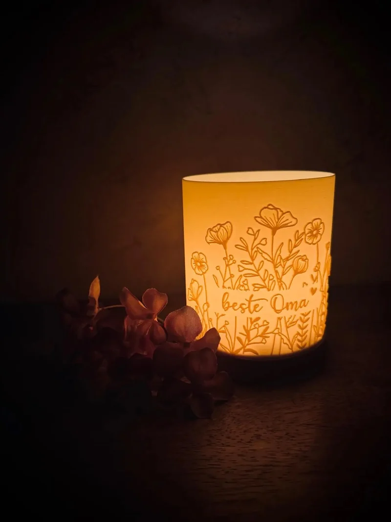 Geschenk für Oma – „Beste Oma“ LED Windlicht – Dekorative Windlichtlampe ohne LED – Blumen Design – Ambientelicht personalisiert